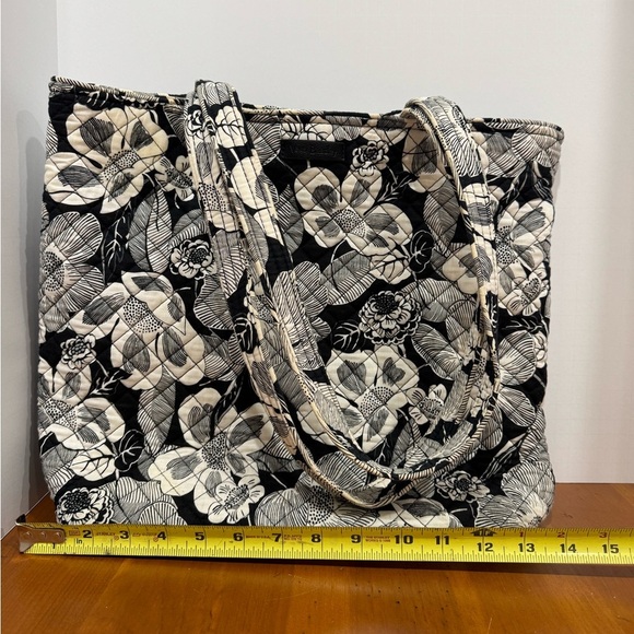 Vera Bradley tote bag black and cream floral quilted pattern - Picture 6 of 9